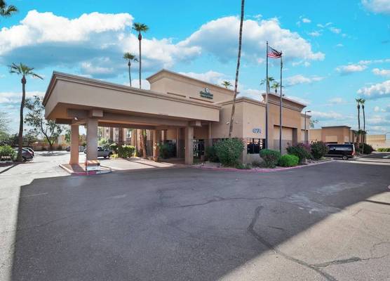 GreenTree Inn & Suites Phoenix Sky Harbor 1