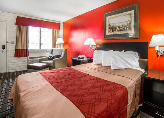 Econo Lodge Downtown 1