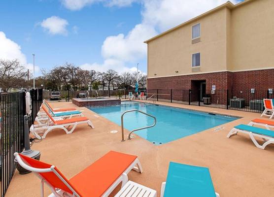 Comfort Inn & Suites Fredericksburg 1