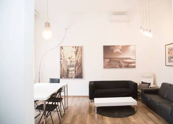 Lovecroatia Zagreb-'Paxnest' HOSTEL, No party! Cozy and quiet! Separated Men and women's Dormitory and Shower room! Indoor shoes provided! Lower beds with curtains for privacy! Maximum 4-5 beds per ro 1