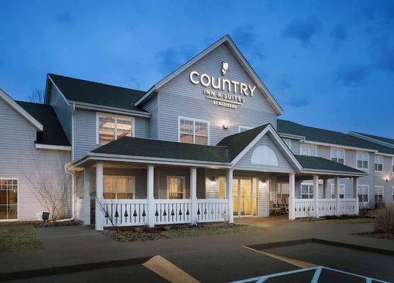 Country Inn & Suites by Radisson, Grinnell, IA 1