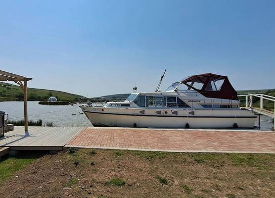 The Rose 37ft Lakeside Yacht inc Hot Tub 1