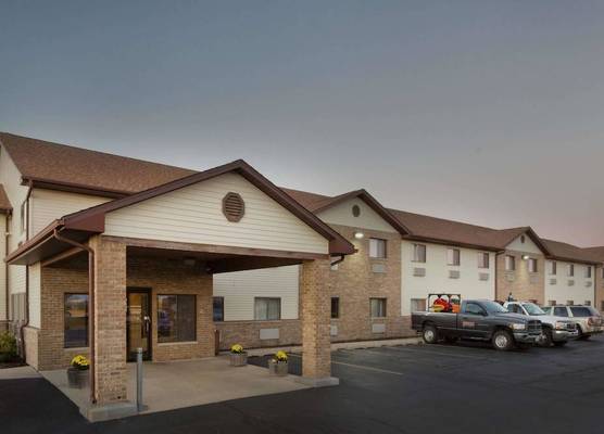 Super 8 by Wyndham Rochelle 1