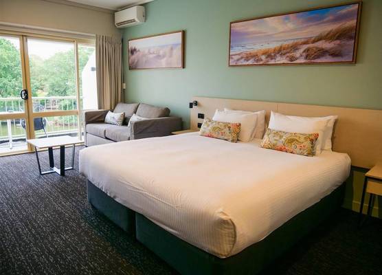 Nightcap at Hinterland Hotel Nerang 1