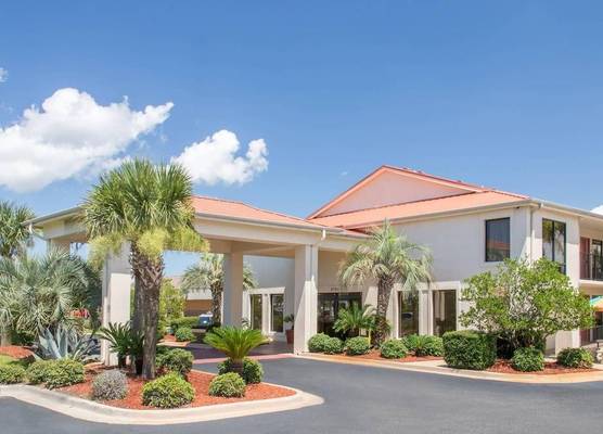 Days Inn & Suites by Wyndham Navarre - near Beaches Hurlburt 1