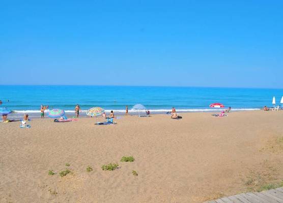 Beachfront holiday Houses Yannis on Agios Gordios beach 1