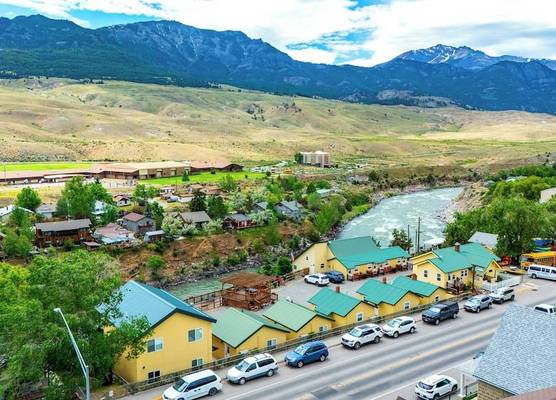 Yellowstone Riverside Cottages 1