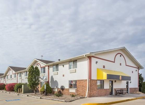 Super 8 by Wyndham Pontiac 1
