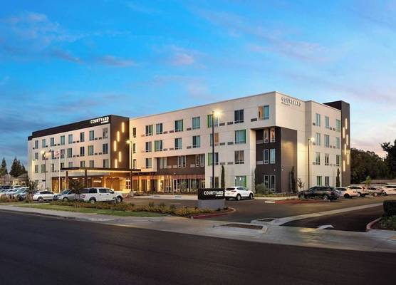 Courtyard by Marriott Fresno Clovis 1