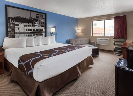 Super 8 by Wyndham Dubuque 1