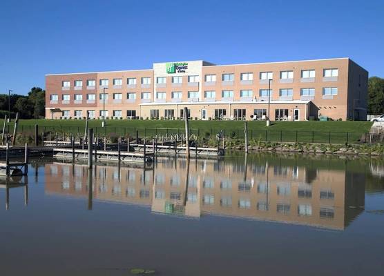 Holiday Inn Express & Suites PORT HURON by IHG 1