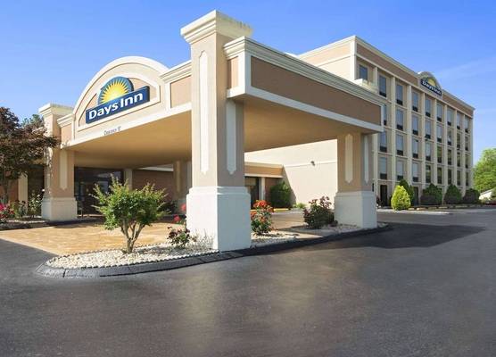 Days Inn by Wyndham Rome Downtown 1