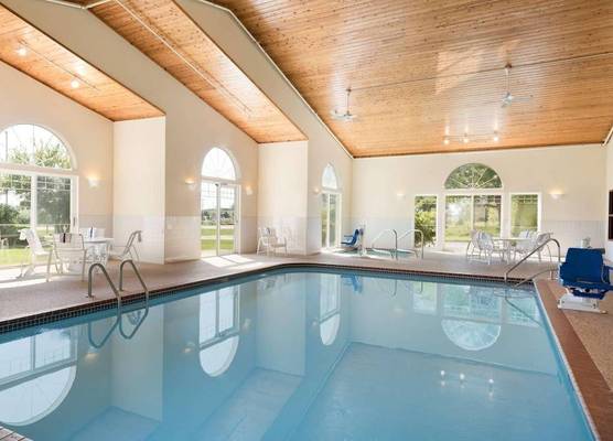 Country Inn & Suites by Radisson, Mason City, IA 1