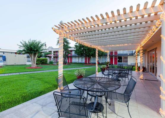 Ramada by Wyndham New Iberia 1