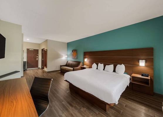 Best Western Plus Bowie Inn & Suites 1
