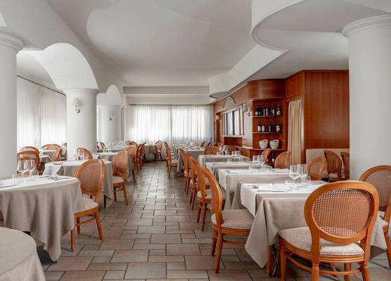 Hotel Trevi Riccione, in centro sul mare con cucina 1