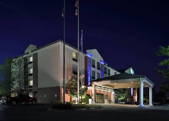 Holiday Inn Express & Suites MILWAUKEE-NEW BERLIN by IHG 1