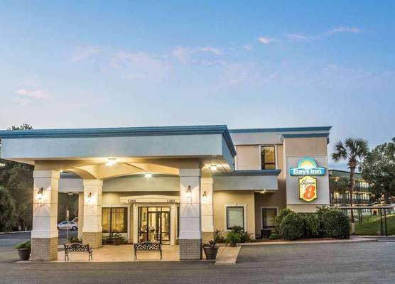 Super 8 by Wyndham Valdosta Mall 1