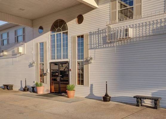 Howard Johnson by Wyndham Branson Theatre District 1