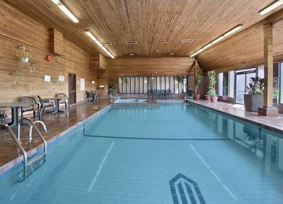 Ramada by Wyndham Kelowna Hotel & Conference Center- Pool, Hot Tub, and Restaurant 1