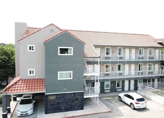Village Motor Inn 1