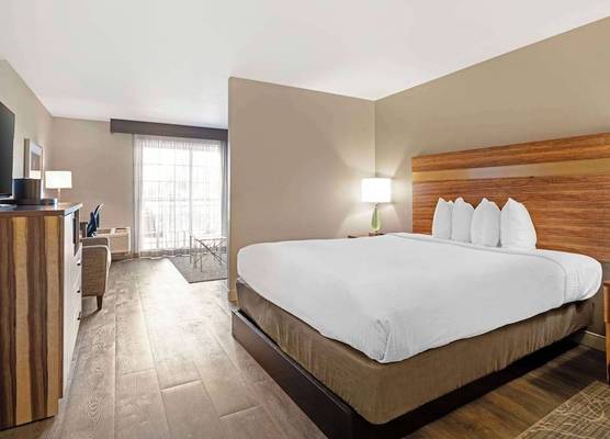 Best Western Cedar Inn & Suites 1
