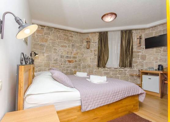Apartment and Rooms Desideria 1