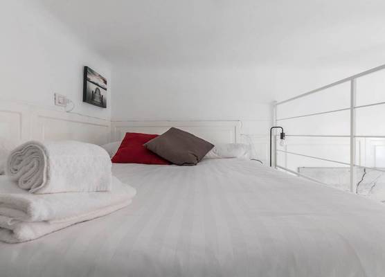 JOIVY Lovely Studio For 2 W/Balcony Near Duomo 1