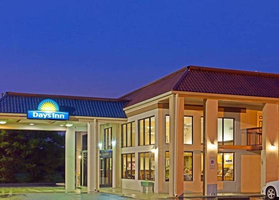 Days Inn by Wyndham Clinton 1