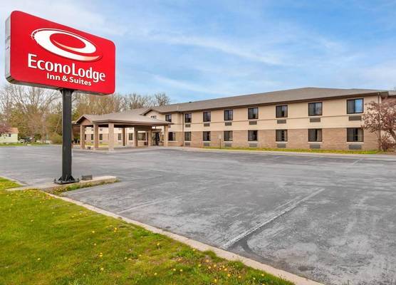 Econo Lodge Inn & Suites Oconto 1