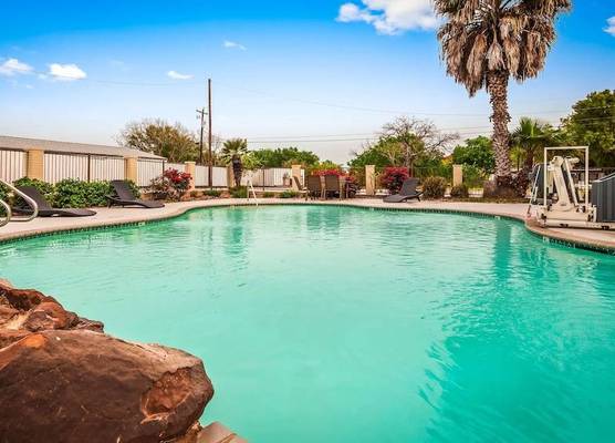 SureStay Hotel by Best Western Floresville 1