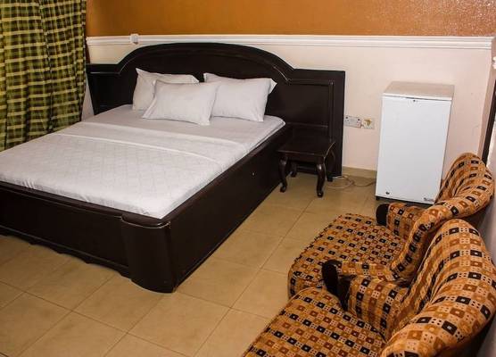 Oakland Suites 1