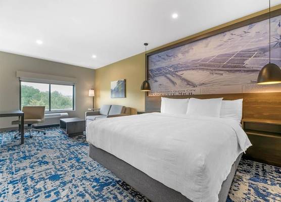 Best Western Plus Marquette Hotel & Suites 1