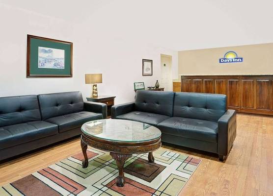 Days Inn by Wyndham Savannah 1