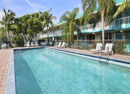 Days Inn & Suites by Wyndham Fort Pierce Midtown 1