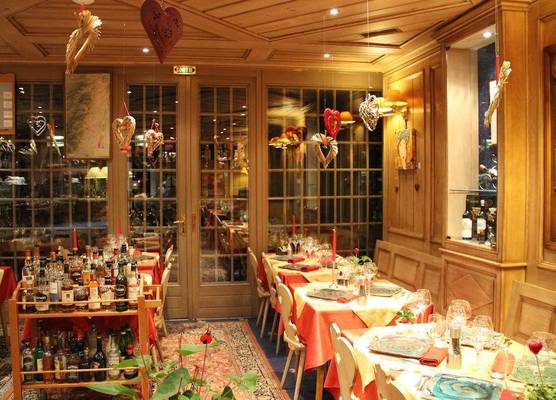 Hotel Restaurant Les Pins logis 1