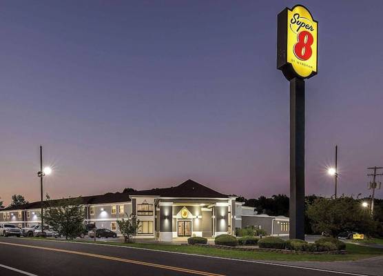 Super 8 by Wyndham Dickson 1