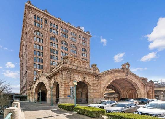 Placemakr Downtown Pittsburgh at The Pennsylvanian 1