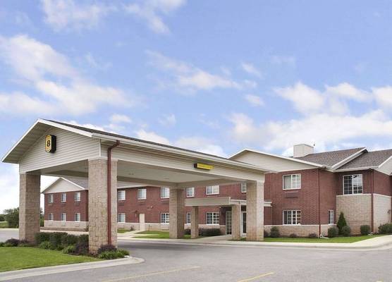 Super 8 by Wyndham Ava 1