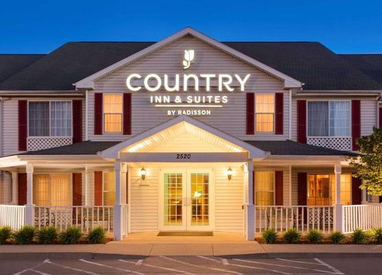 Country Inn & Suites by Radisson, Nevada, MO 1