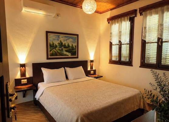 Denis House 1930 Cozy Private Rooms with Authentic Charm 1