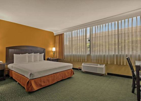 Airport Honolulu Hotel, Trademark Collection by Wyndham 1