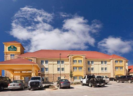 La Quinta Inn & Suites by Wyndham Floresville,TX 1