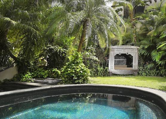 El Taj Oceanfront and Beachside Condo Hotel 1