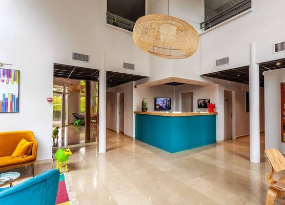 Hotel Full Colors 1