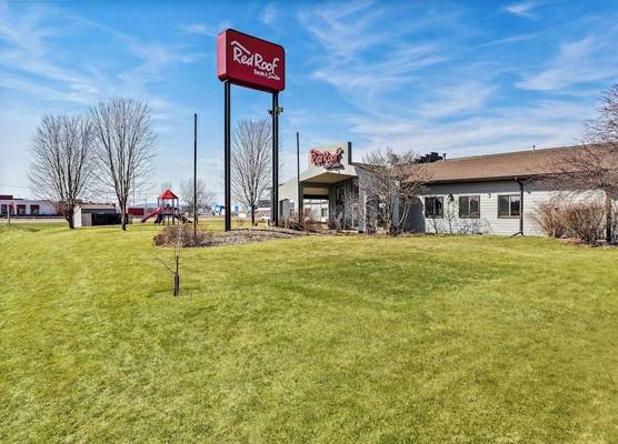 Red Roof Inn & Suites Tomah 1