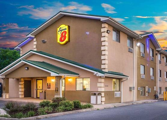 Super 8 by Wyndham Harrisonburg 1