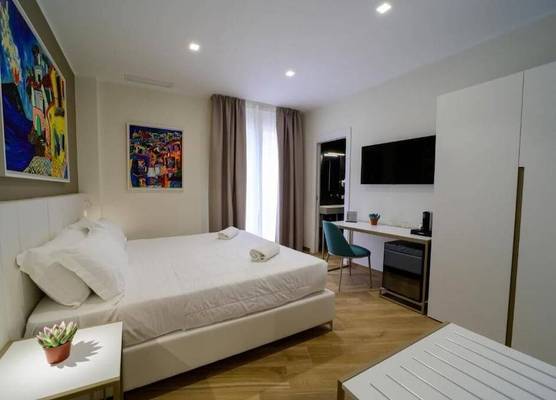 Maqueda Room & Suite 1