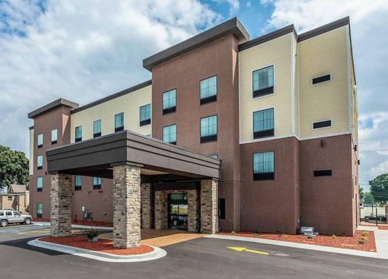 Cobblestone Hotel & Suites Hartford 1