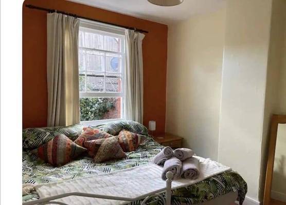 Glastonbury 2-bed House, Sleeps 6 & Pet Friendly 1